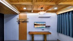 A room with wooden ceiling beams, a wooden bench, a wall-mounted shelf, a painting, and a window with curtains. - Home Inn Huayi Hotel (Wudangshan Jingqu Rukou Road) (Danjiangkou)