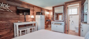 Seashore Condo Hotel #15, Cozy Fire Island Escape, Near Ferry - With Bay Views and Steps from the Beach.