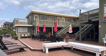 Seashore Condo Hotel #16, Cozy Fire Island Escape, Near Ferry - With Bay Views and Steps from the Beach.