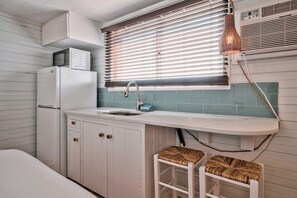 Kjøleskap, mikrobølgeovn, kaffetrakter/tekoker og brødrister