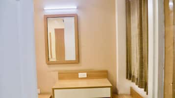 Chambre Double Deluxe, vue ville | Salle de séjour | Télévision LED de 32 pouces avec chaînes par câble