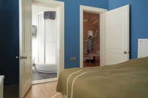 6 soverom, skrivebord, strykejern/-brett og reiseseng for barn