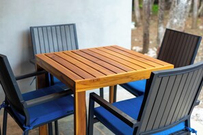Outdoor dining - Charming 2-bedroom house walk to surf, shops & restaurants in quiet neighborhood (Guanacaste Province)