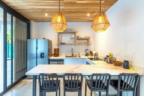 Fridge, oven, stovetop, dishwasher