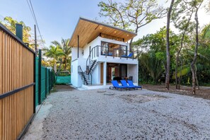 Exterior - Charming 2-bedroom house walk to surf, shops & restaurants in quiet neighborhood (Guanacaste Province)
