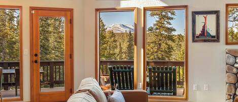 تلفزيون ذكي، مدفأة، ألعاب فيديو، كرة قدم الطاولة