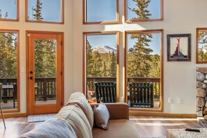 Smart-TV, Kamin, Videospiele, Tischfußball