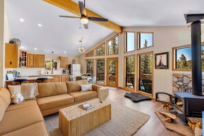 Smart-TV, Kamin, Videospiele, Tischfußball