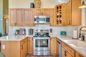 Kühlschrank, Mikrowelle, Ofen, Herdplatte