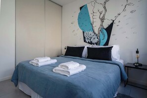 Escritorio, tabla de planchar con plancha, wifi y ropa de cama