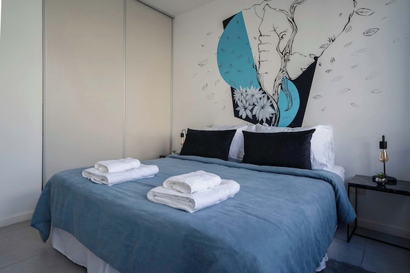 Desk, iron/ironing board, WiFi, bed sheets