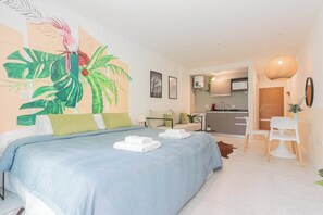 1 dormitorio, escritorio, tabla de planchar con plancha y wifi