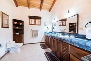 Haartrockner, Handtücher, Seife, Toilettenpapier