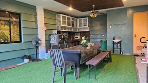 Réfrigérateur, micro-ondes, plaque de cuisson, bouilloire électrique