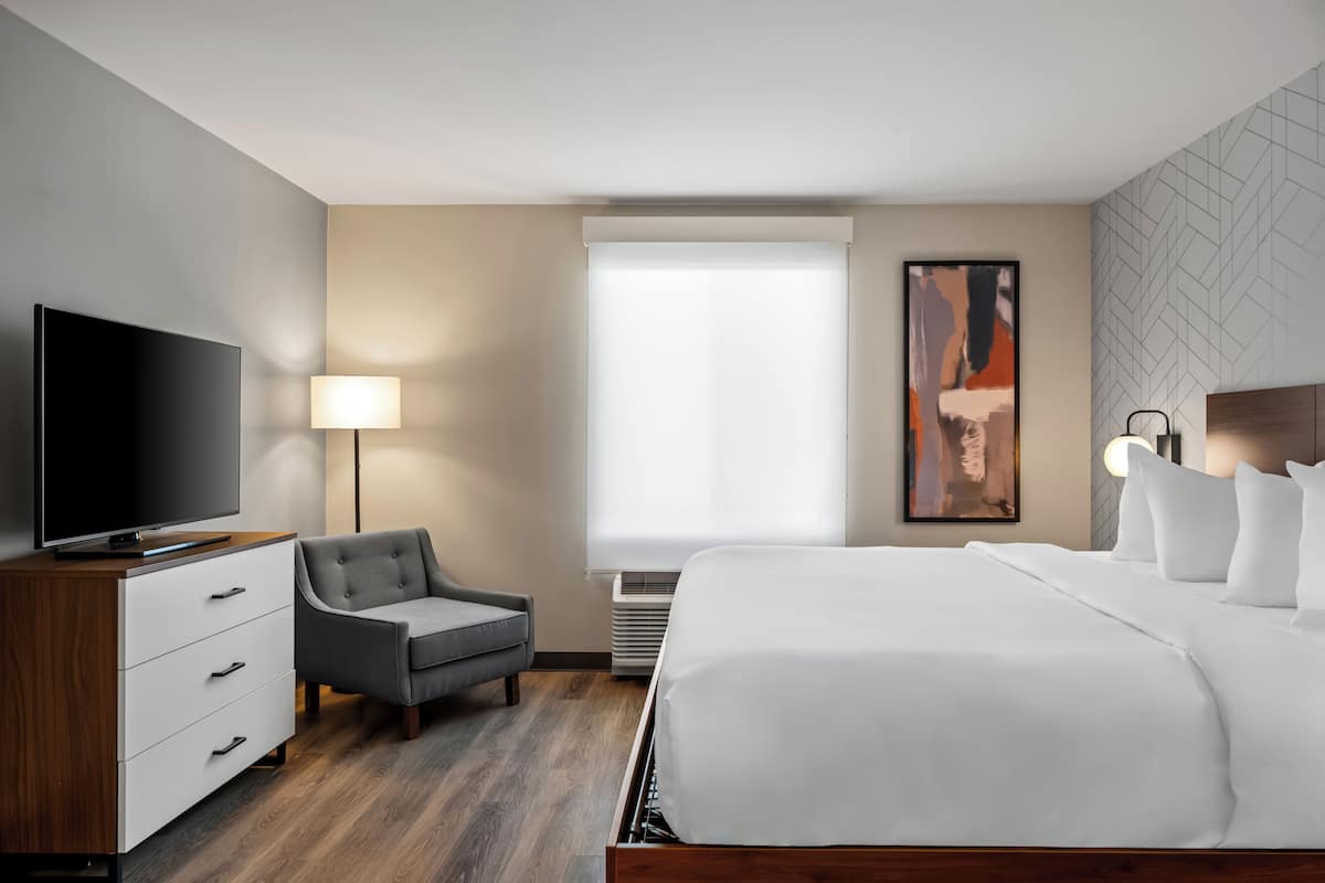 Suite, 1 kingsize-seng, ikke-røyk | Skrivebord, skrivebord for bærbar PC, wi-fi (inkludert) og sengetøy