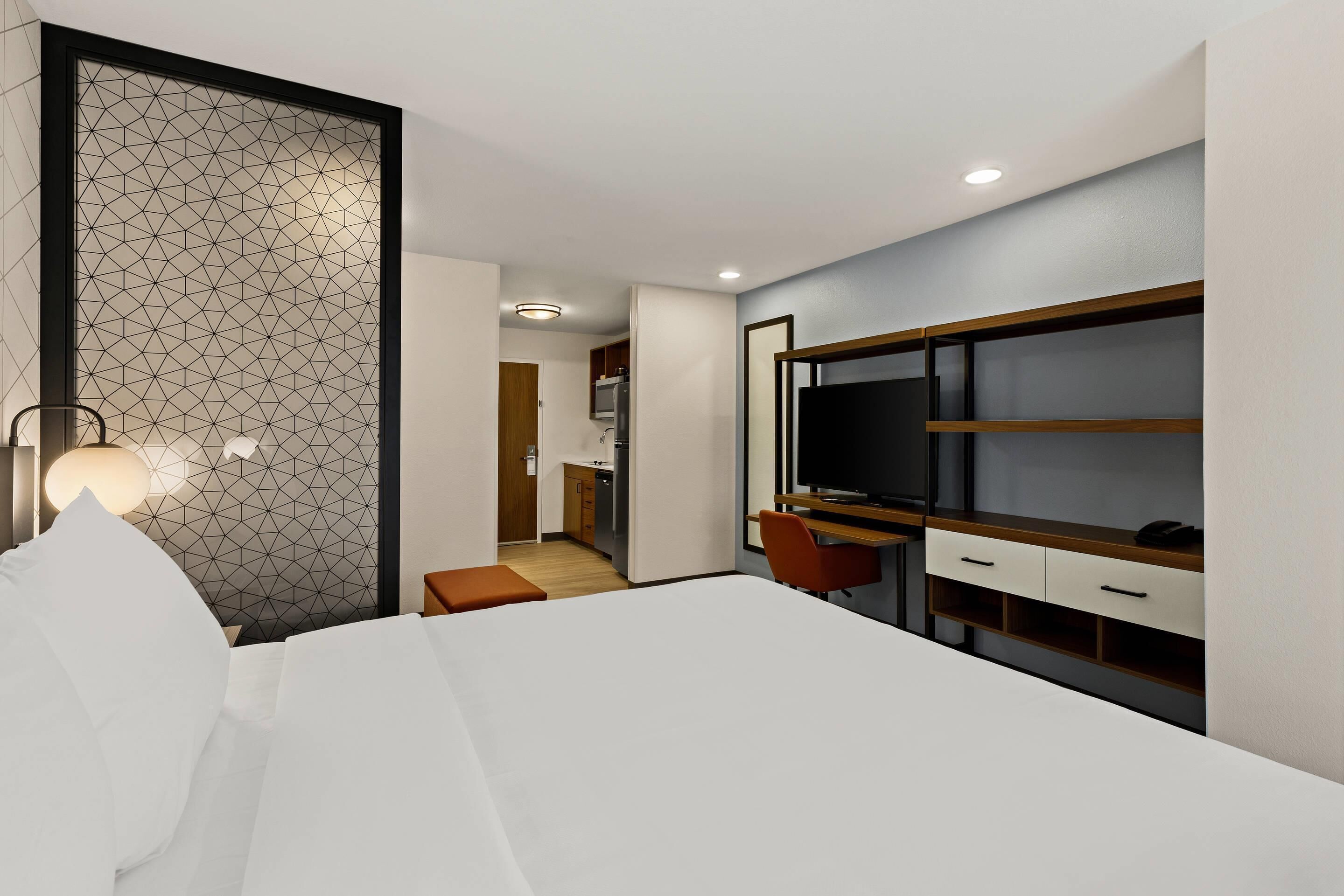 Escritorio, espacio para trabajar con laptop y wifi gratis 