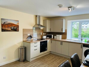 Geladeira, micro-ondas, fogão, torradeira