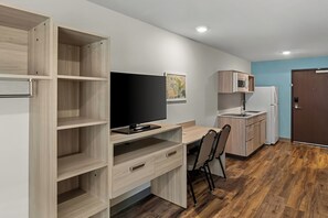 Suite, 1 King-Bett, Nichtraucher | Schreibtisch, laptopgeeigneter Arbeitsplatz, Verdunkelungsvorhänge