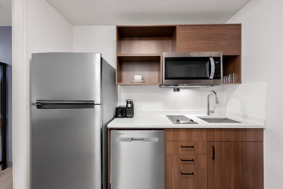 Suite, 1 King Bed, Non Smoking | Desk, laptop workspace, free WiFi, bed sheets