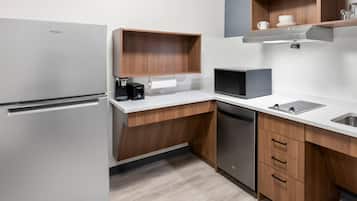 Suite, 1 King Bed, Accessible, Non Smoking | Desk, laptop workspace, free WiFi, bed sheets