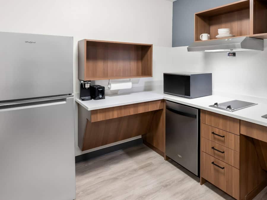 Suite, 1 King Bed, Accessible, Non Smoking | Desk, laptop workspace, free WiFi, bed sheets