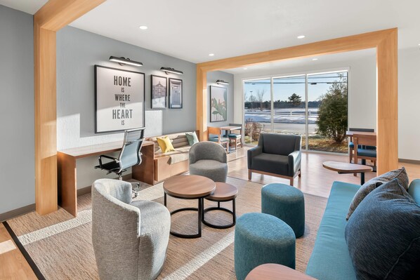 Lobby - Everhome Suites Portsmouth - Newington by Choice Hotels (Portsmouth)