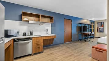 Suite, 1 Tempat Tidur King, akses difabel, Bebas Asap Rokok | Meja kerja, ruang kerja ramah laptop, Wi-Fi gratis, dan seprai linen