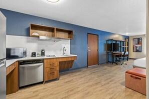 Suite, 1 King Bed, Accessible, Non Smoking | Desk, laptop workspace, free WiFi, bed sheets - Everhome Suites Rochester Greece (Rochester)