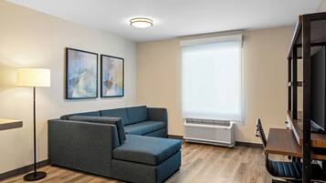 Suite, 1 King Bed, Non Smoking | Living area