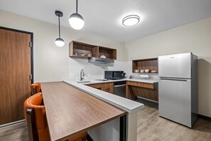 Suite, 1 King Bed, Roll-in Shower, Non Smoking | Desk, laptop workspace, free WiFi, bed sheets - Everhome Suites Rochester Greece (Rochester)