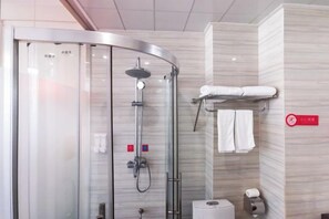 A modern bathroom with a glass-enclosed shower, a toilet, and a towel rack. - Shankee Hotel (Maoming High-Speed Railway Station 1959 Cultural and Creative Pedestrian Street) (Maoming)