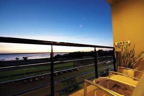 A balcony with a view of a racetrack and a body of water. - Love Sea 126 House Inn Hostel (Pingtung)