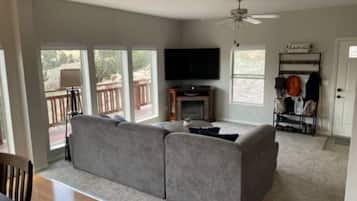 Smart TV, chimenea y monitor de computadora