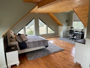 2 bedrooms, desk, iron/ironing board, WiFi