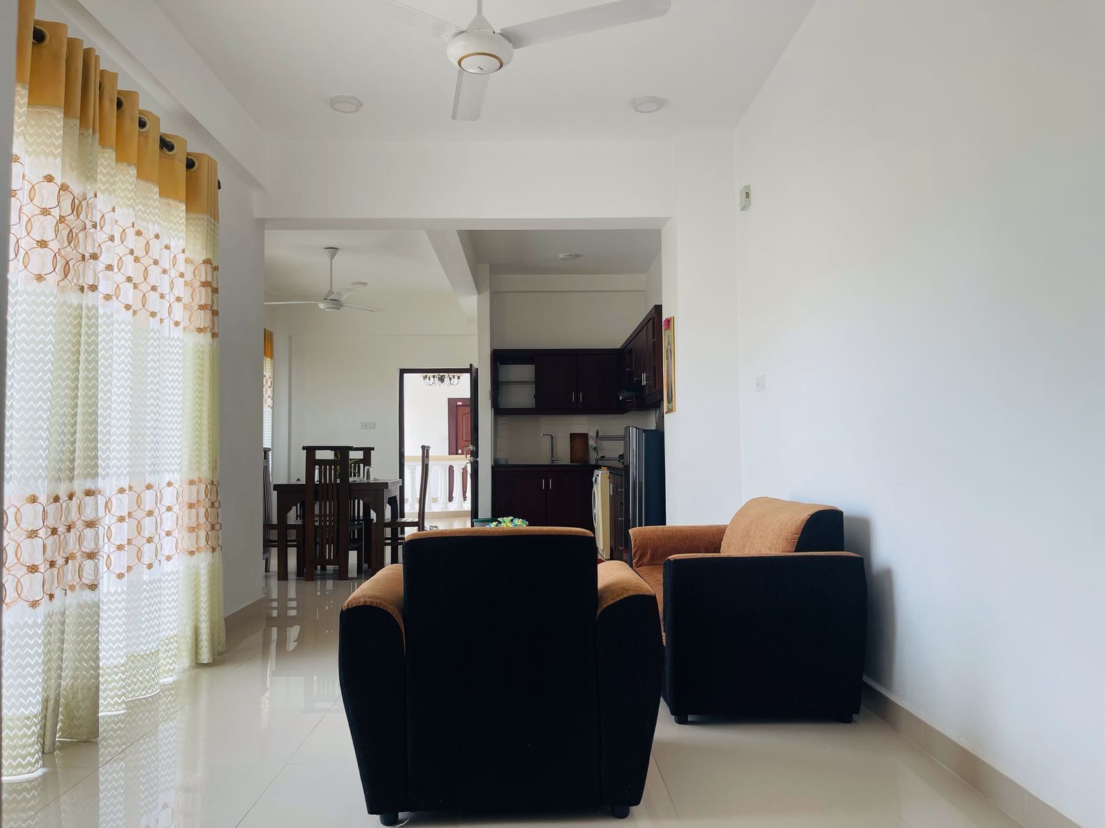 32-英寸纯平电视（配备数码频道）