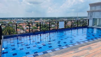 Hồ bơi ngoài trời