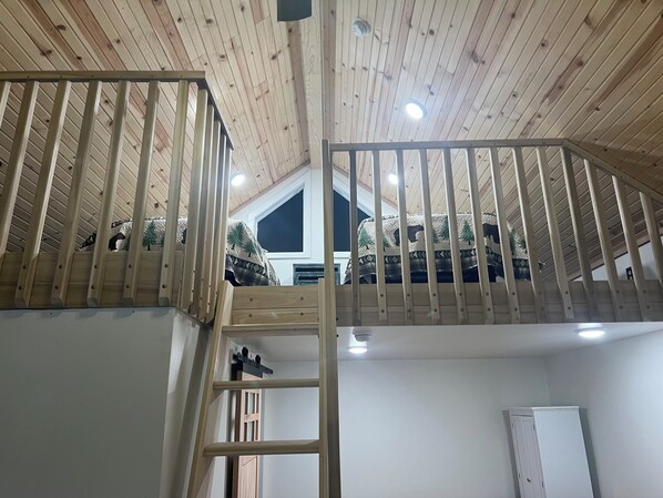 Interior - Unique Cabin in Fairbanks, see the Aurora, fish/snow machine from the property (Fairbanks)