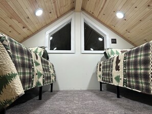 Interior - Unique Cabin in Fairbanks, see the Aurora, fish/snow machine from the property (Fairbanks)