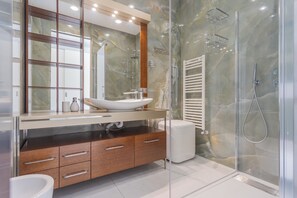 Dusche, Haartrockner, Bidet, Handtücher