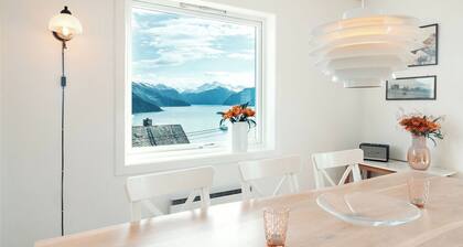 Fjord Panorama - Spacious 5-bedroom house in charming Stranda
