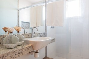 Deluxe Villa | Bathroom | Shower, hair dryer, towels, toilet paper