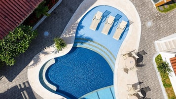 Vila Deluks | Kolam renang | Kolam renang outdoor, dengan kursi berjemur