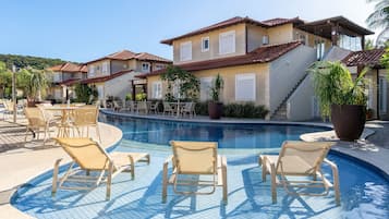 Vila Deluks | Kolam renang | Kolam renang outdoor, dengan kursi berjemur
