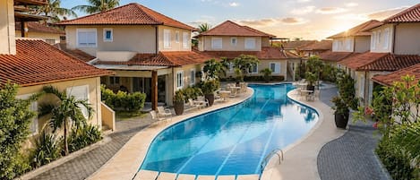 Villa Deluxe | Piscina | Una piscina al aire libre (de 09:00 a 19:00), tumbonas