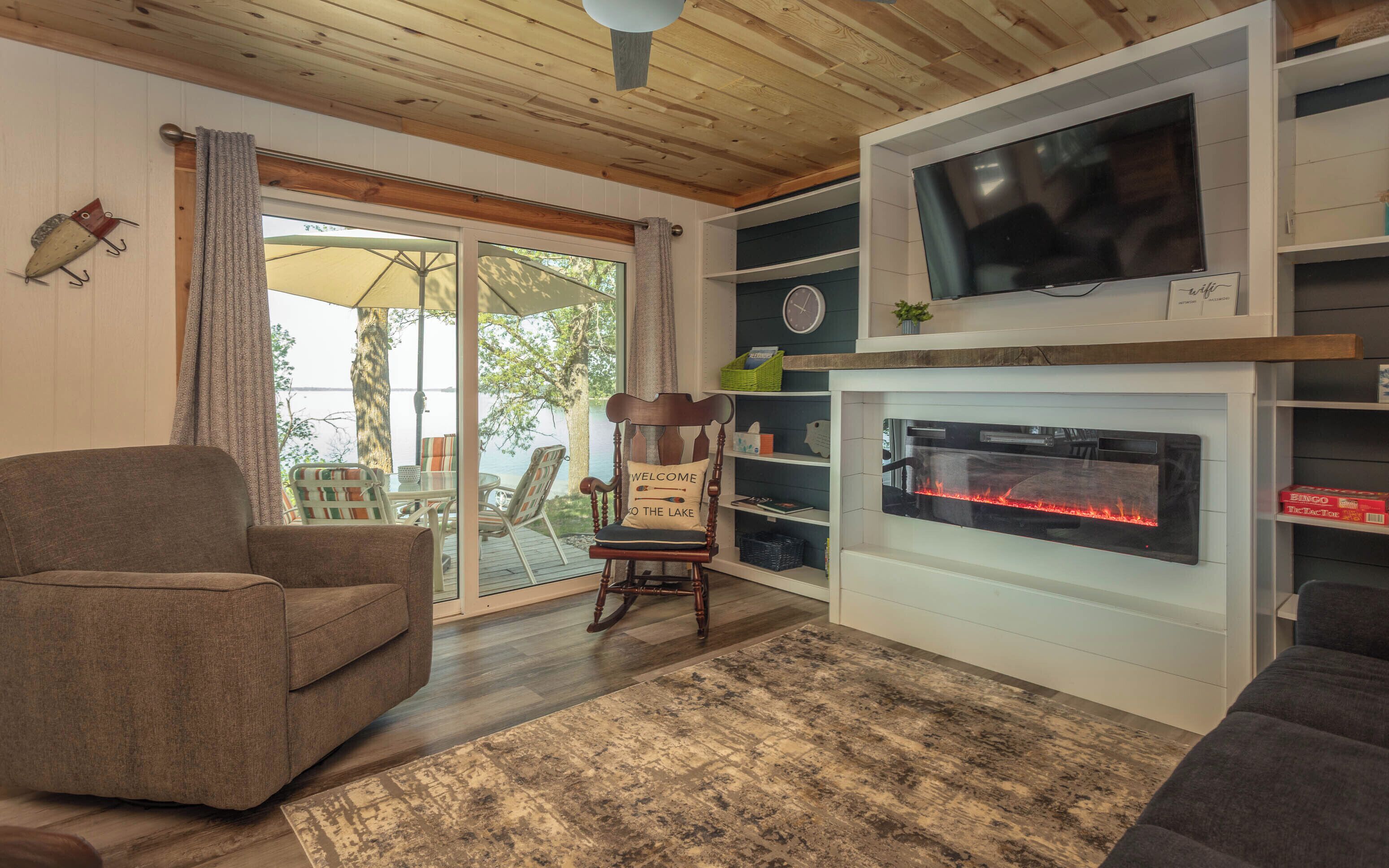 TV connectée, cheminée, livres