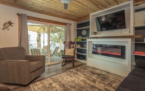 Smart-TV, peis og bøker