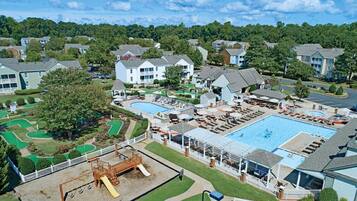 室内游泳池,室外游泳池