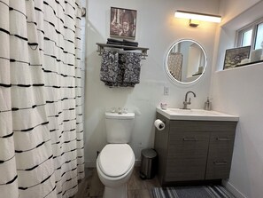 Sèche-cheveux, serviettes fournies, savon, papier toilette