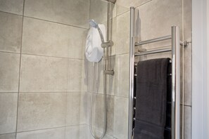 Secador de pelo y toallas