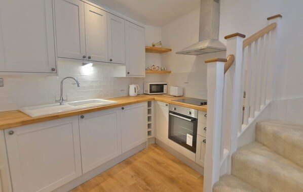 Frigorífico, microondas, horno y placa de cocina